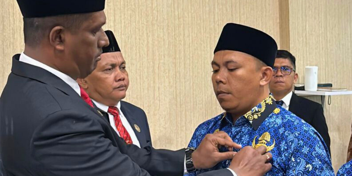 Foto Ketua MS Bireuen memasangkan Pin Korpri kepada pegawai PPPK sebagai simbol resmi pengangkatan.